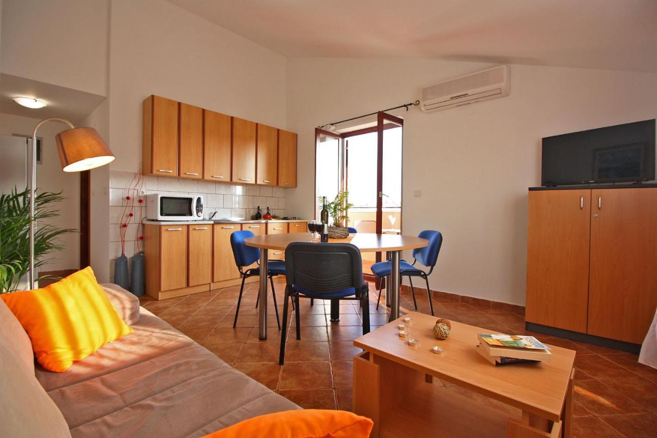 Brijunisol - 3 Apartments Top Position Near The Beautiful Beach Fažana Exterior foto